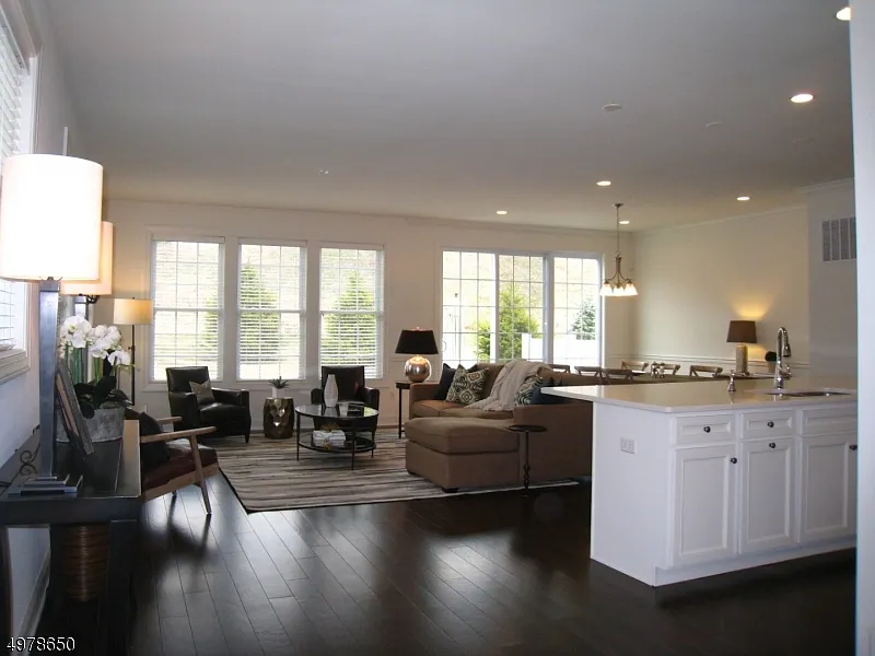 3 bed, 3.5 bath, 3300 sqft, $6,300 — Photo 3