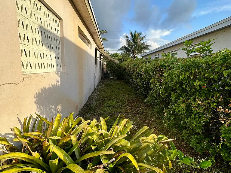 7000 SW 11th St — Photo 8