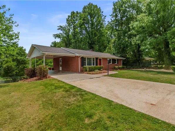143 Gwynwood Dr, Mount Airy, NC 27030