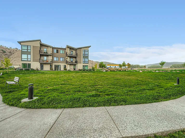 91 Mount Hope Cir #B303 — Photo 24