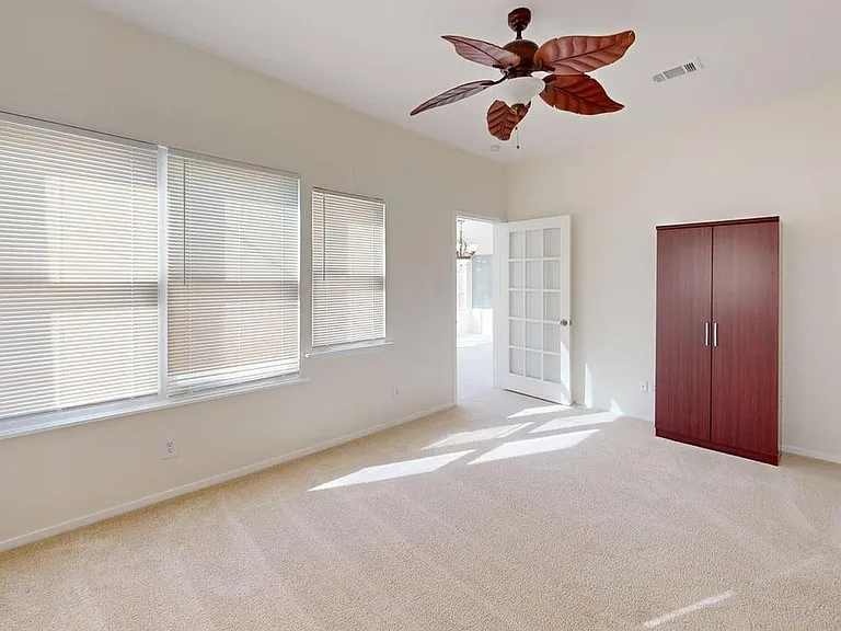 1021 Crosby Ave — Photo 6