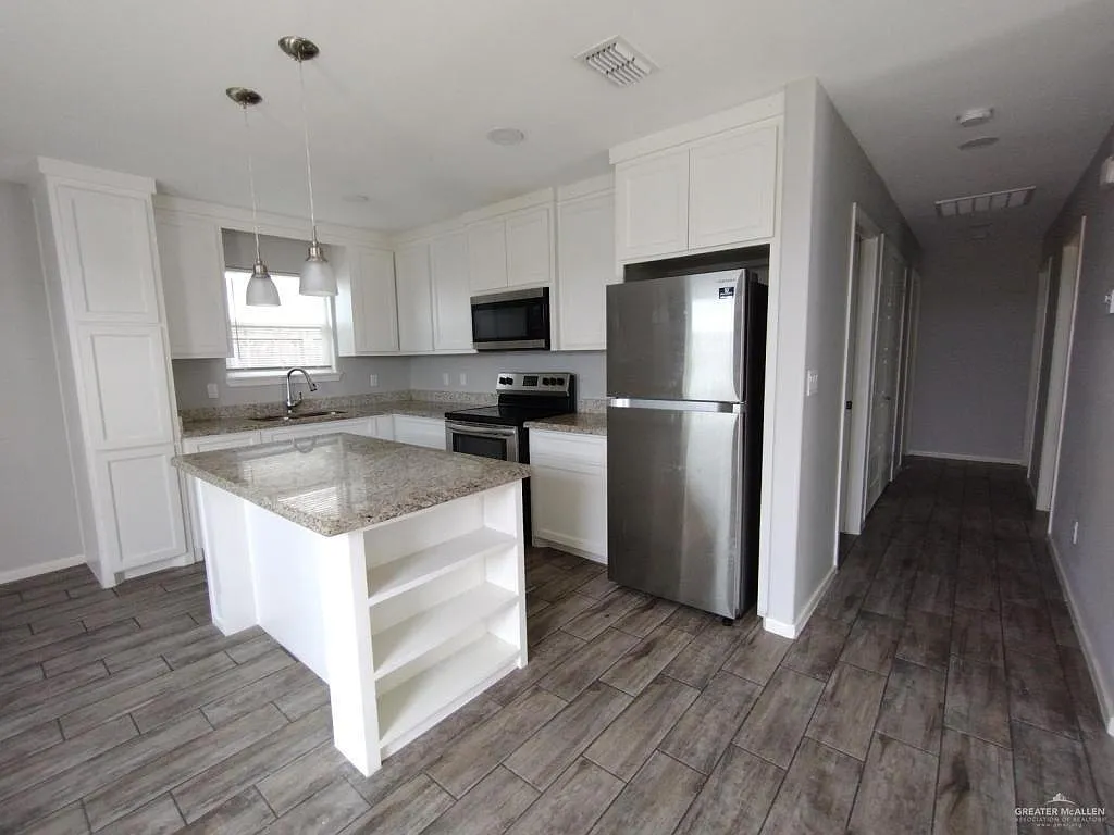 3 bed, 2.0 bath, 1069 sqft, $1,150 — Photo 3