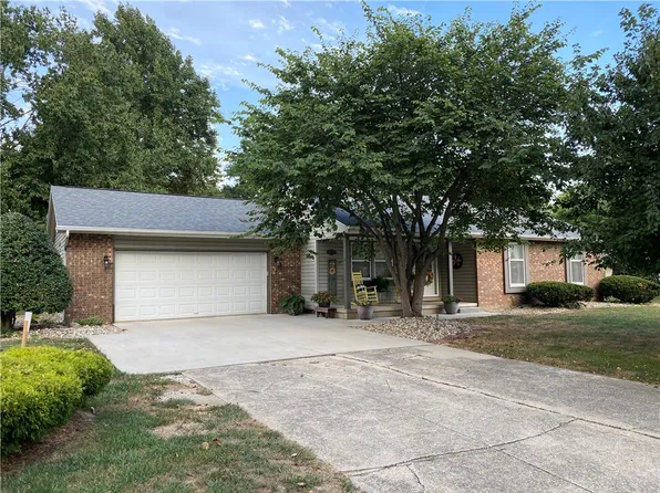 2237 Seneca Dr, Charleston, IL 61920