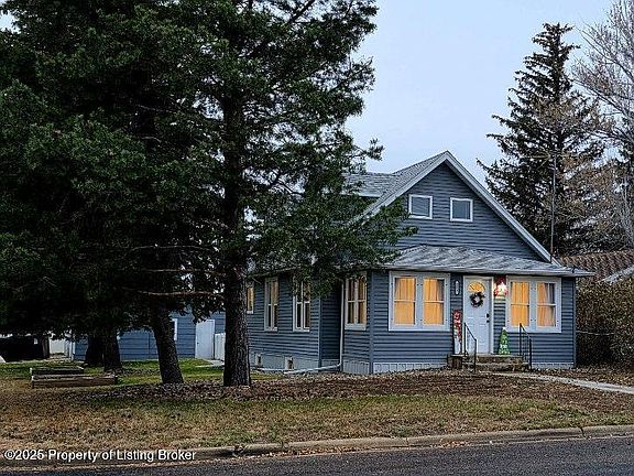3rd image of 201 6th Ave NW