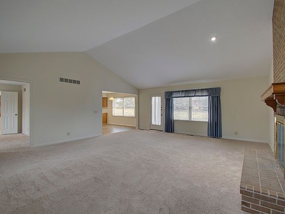 5th image of 139 Woodspoint Dr