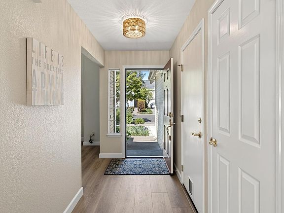 4th image of 1612 Woodhue Avenue