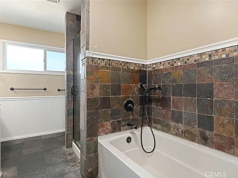 124 Hastings Ave — Photo 3