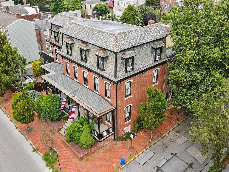 201 W Barnard St — Photo 31