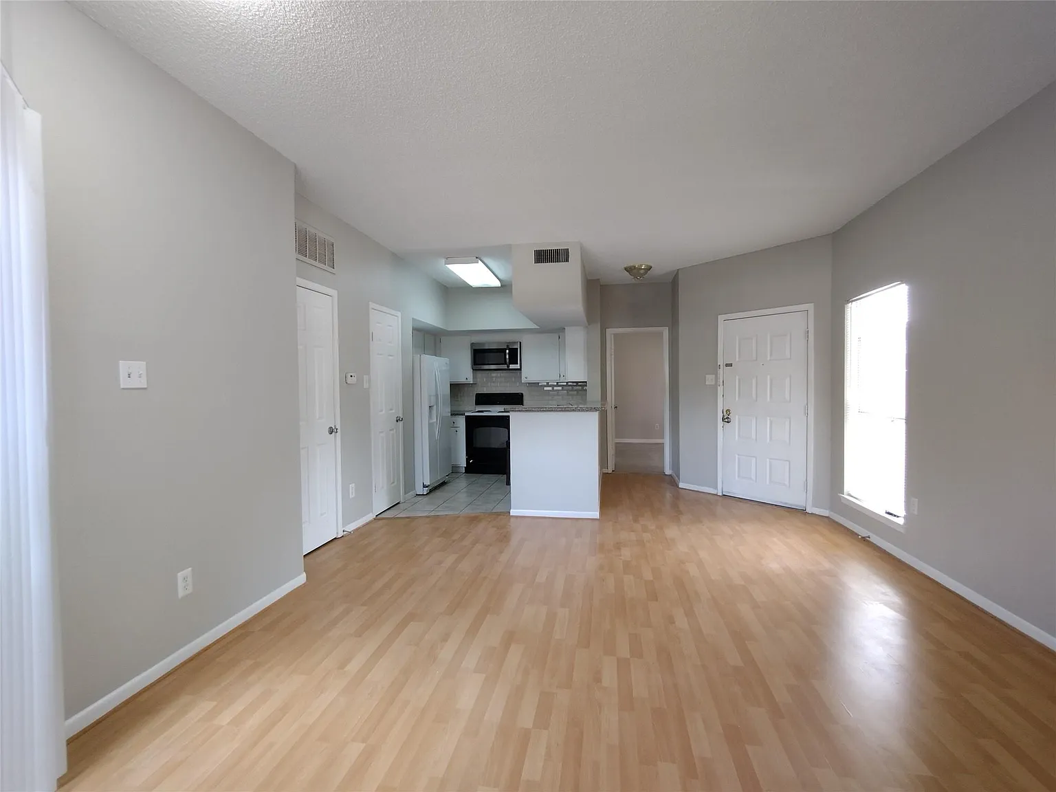 1 bed, 1.0 bath, 643 sqft, $998 — Photo 3