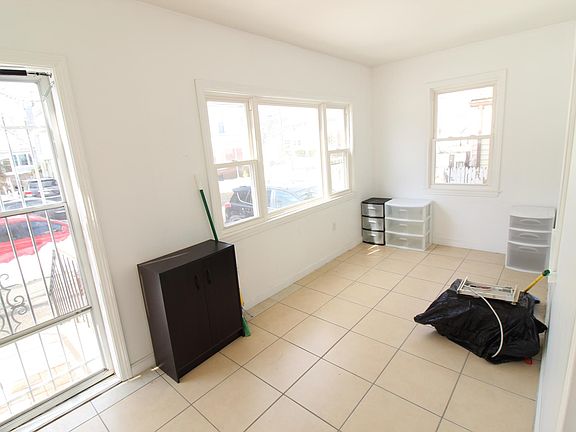 5th image of 220 Farrington St