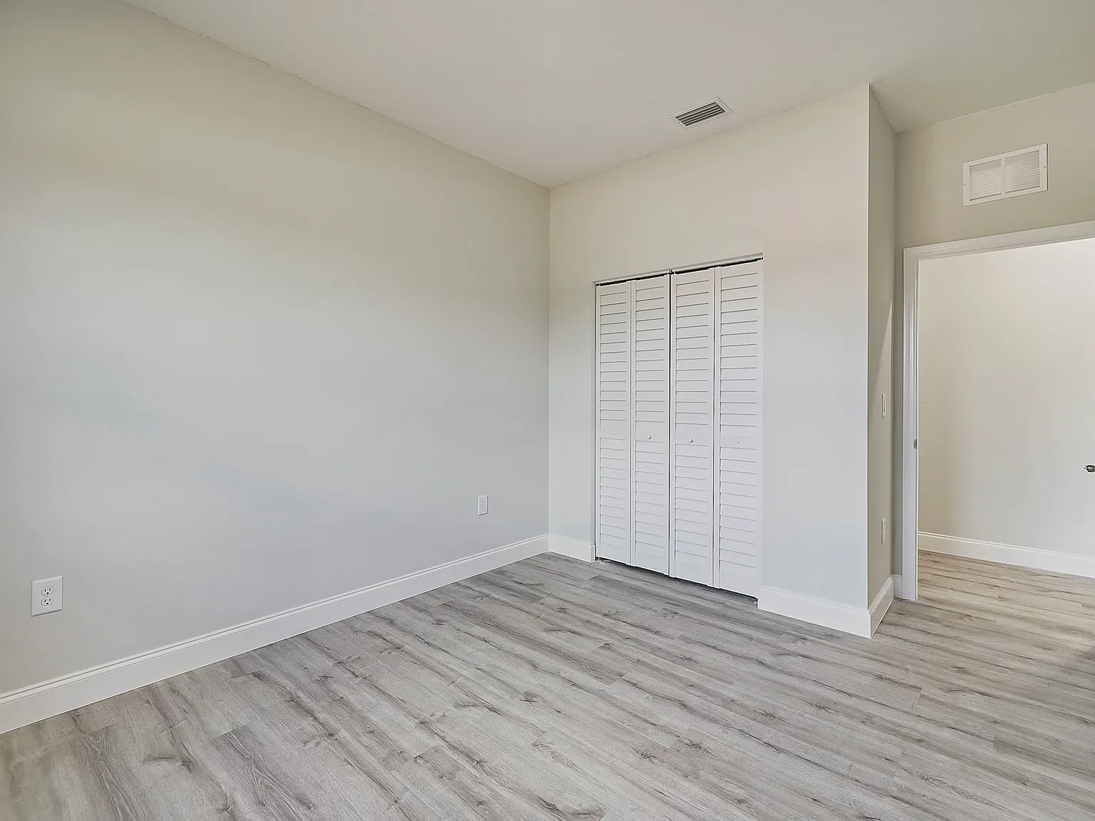 488 Lillon Avenue South - 1 — Photo 2