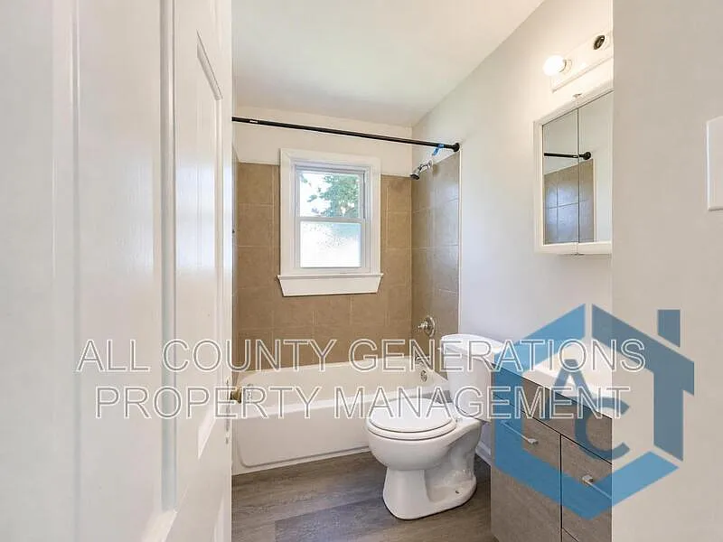 3 bed, 1.0 bath, 1072 sqft, $1,600 — Photo 4