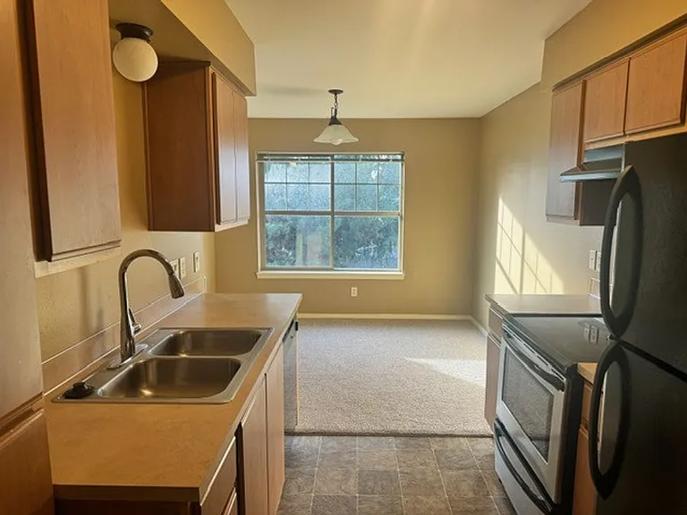 195-Santiam Village Apartments — Photo 12