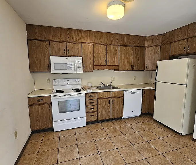 915 Southgate Dr #13 — Photo 3