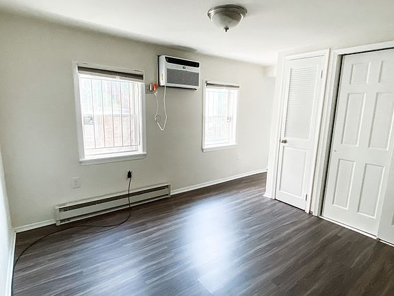 Unit 3R $1195 studio October move in
