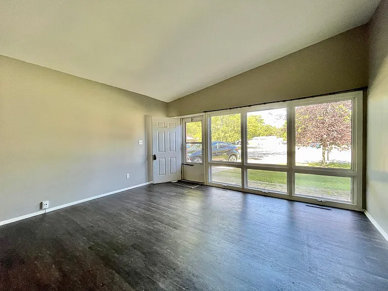 322 Heritage Ct — Photo 2