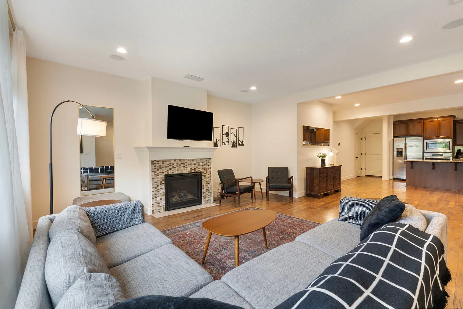 3 bed, 2.0 bath, 2389 sqft, $6,600 — Photo 2
