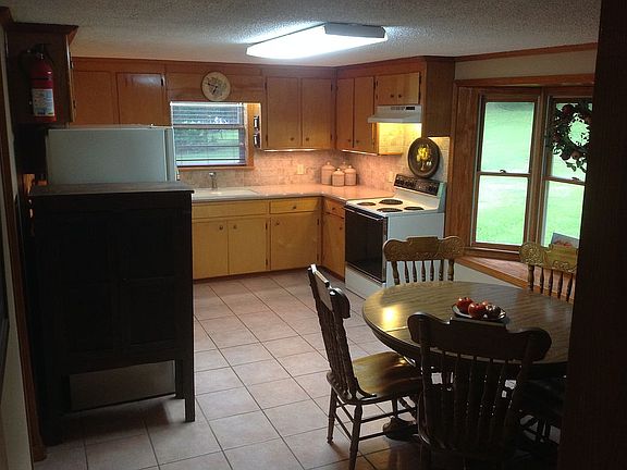 Spacious, Bright Kitchen