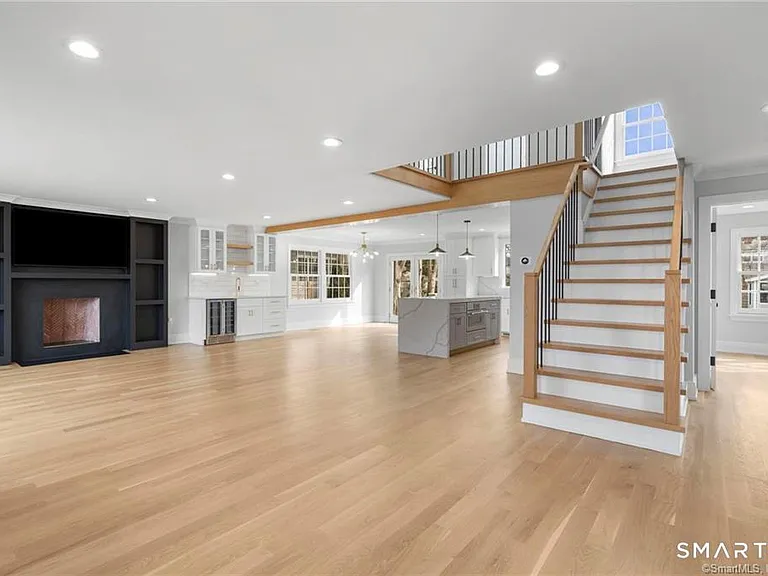 5 Shaw Ave — Photo 3