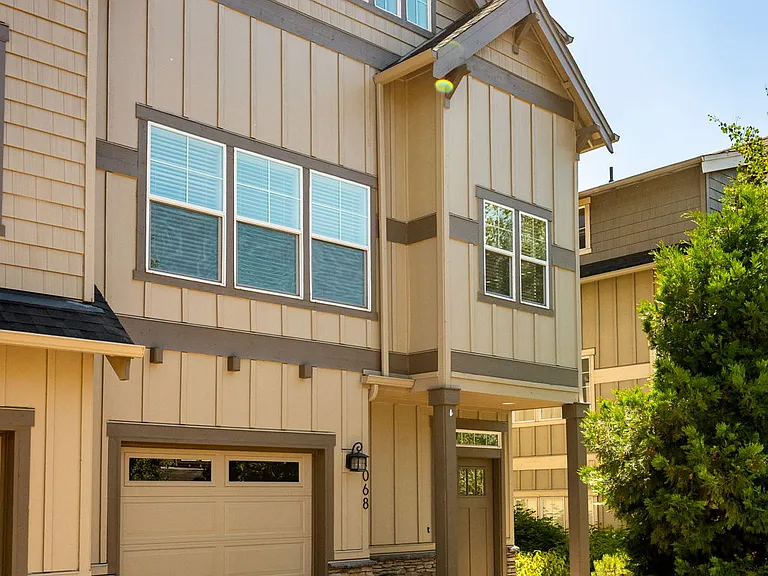 1068 SE Leonel Ln — Photo 1