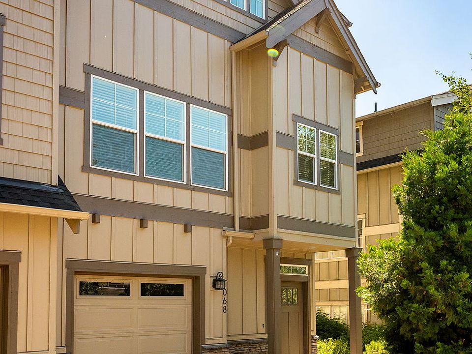 1st image of 1068 SE Leonel Ln