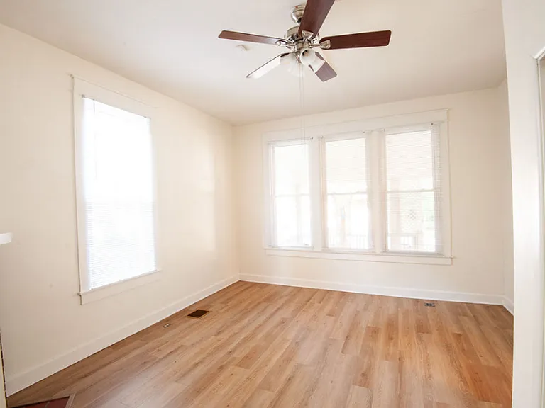 319 N Lincoln St — Photo 5