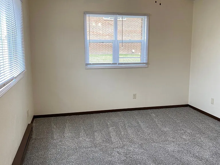 Immaculate Updated 2 Bedroom with 1 Bath — Photo 14