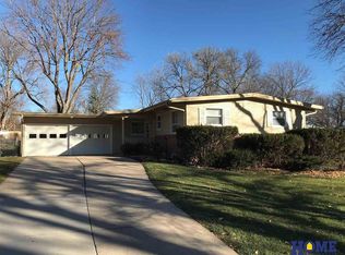 5910 Sunrise Rd, Lincoln, NE 68510