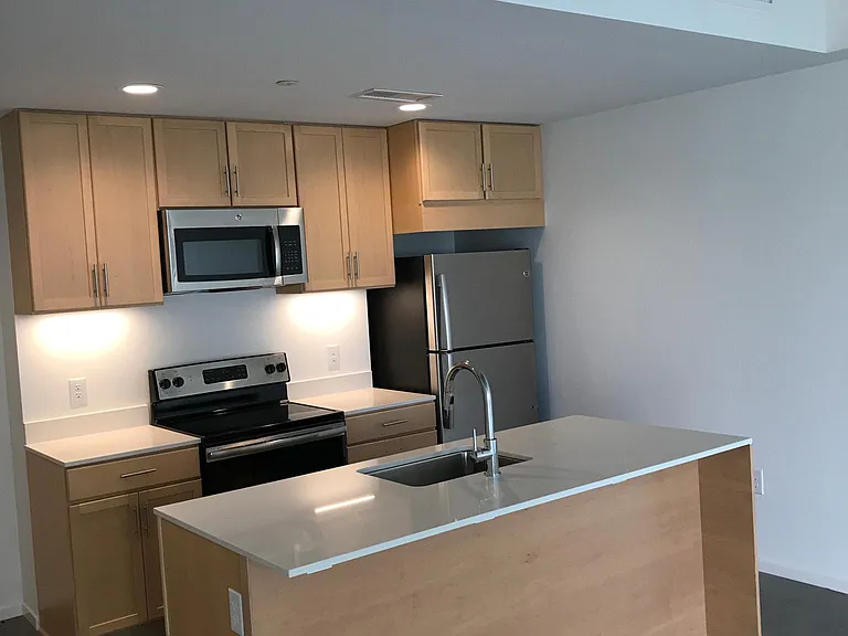 219 E Grand Ave — Photo 12