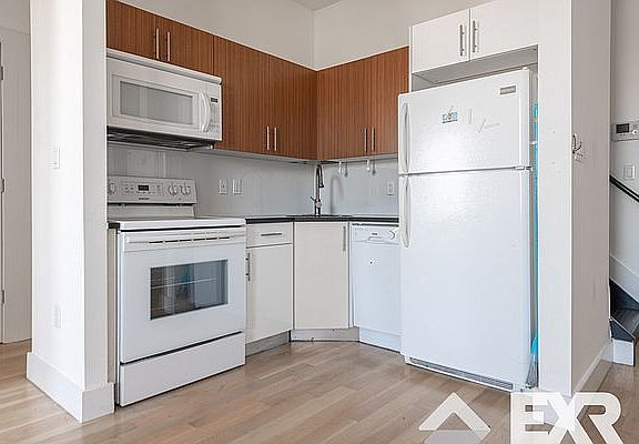 4th image of 396 Cornelia St #3R