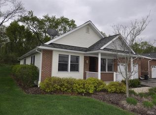 9871 Pumpkin Ln, Pinckney, MI 48169