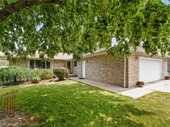 6671 Karen Dr, Seven Hills, OH 44131