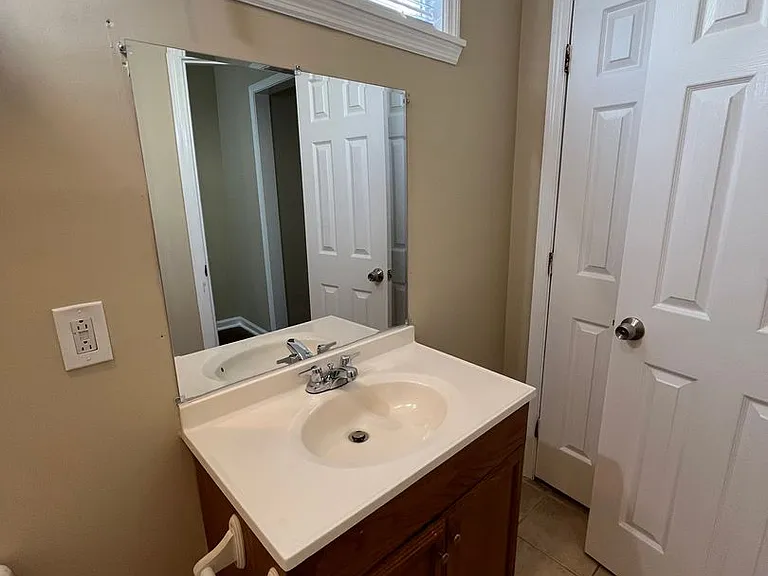825 E Henry St — Photo 10