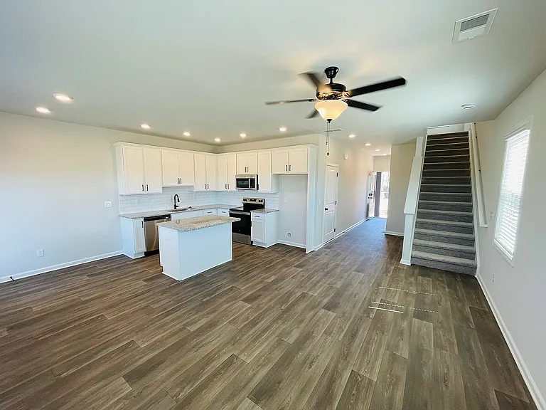 126 Lauren St — Photo 8