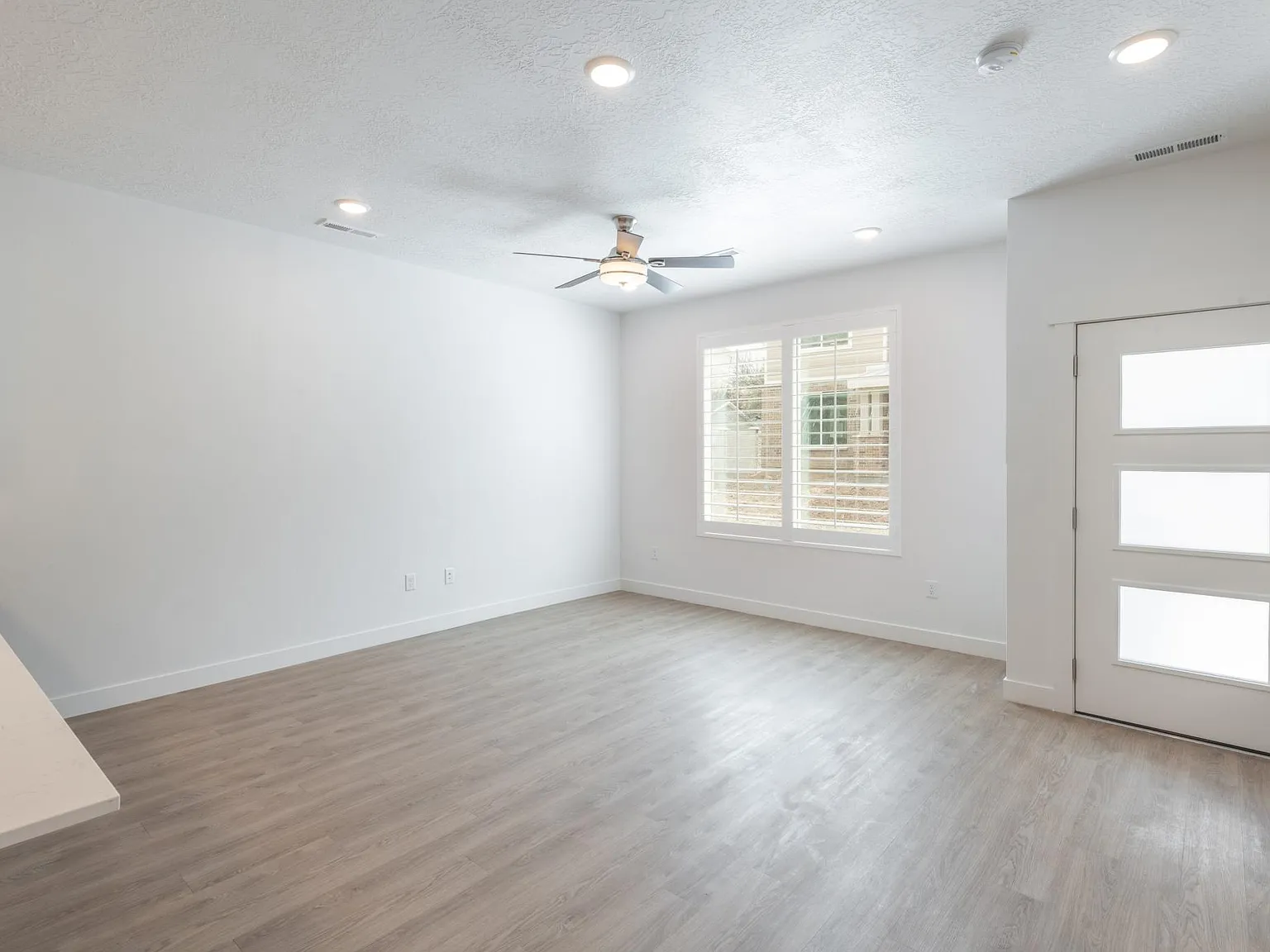 3 bed, 2.5 bath, 1458 sqft, $2,100 — Photo 3