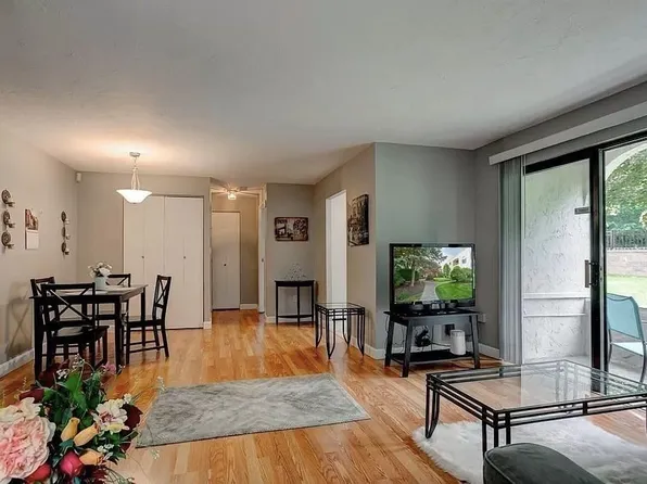 120 Fellsview Ter APT 121, Stoneham, MA 02180