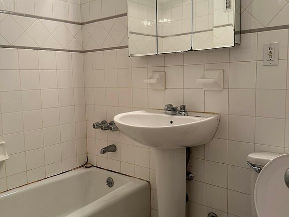 4th image of 438 E 77th St APT 3C