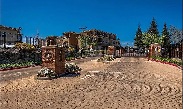 700 Moon Cir — Photo 4