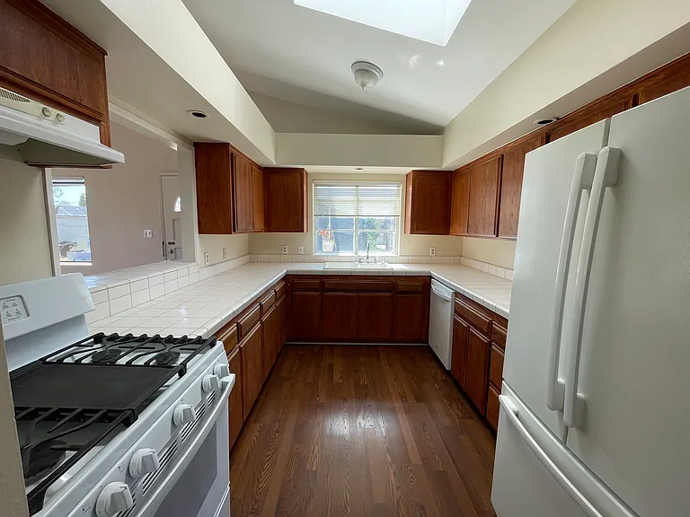373 Coronado Ave — Photo 5