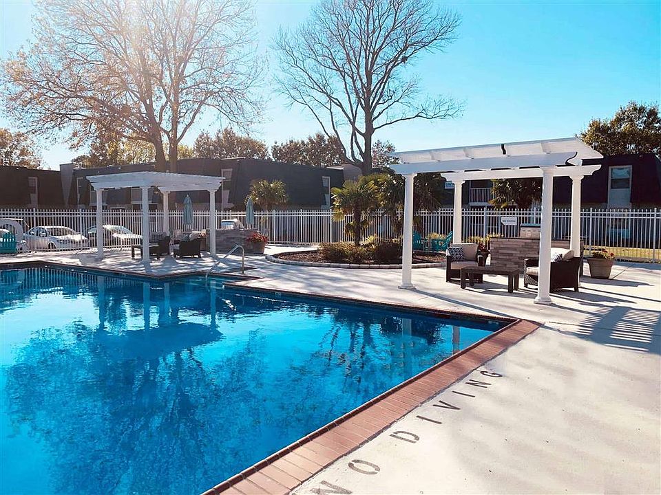 Sundeck and seating by pool