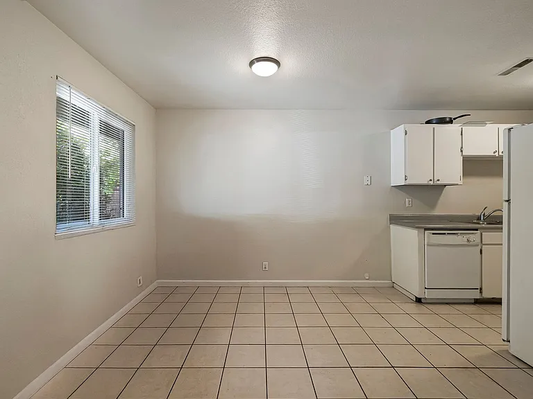 435 Maple St — Photo 11