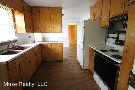 3rd image of 2208 Ferris St