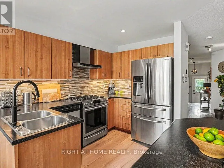 2064 Dunollie Cres — Photo 3