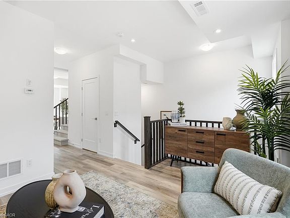 5th image of 173 Burke St