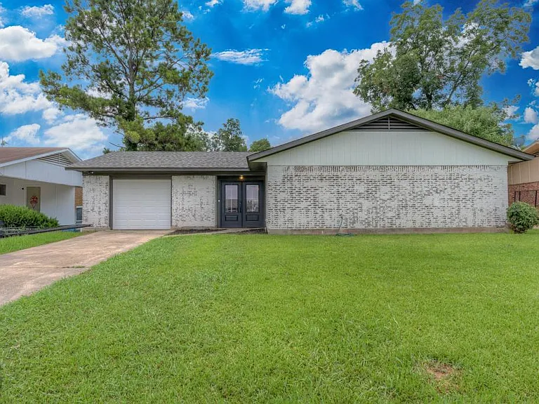 1710 Ray Ave — Photo 2