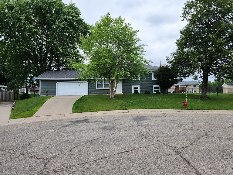 921 Oriole Dr — Photo 2
