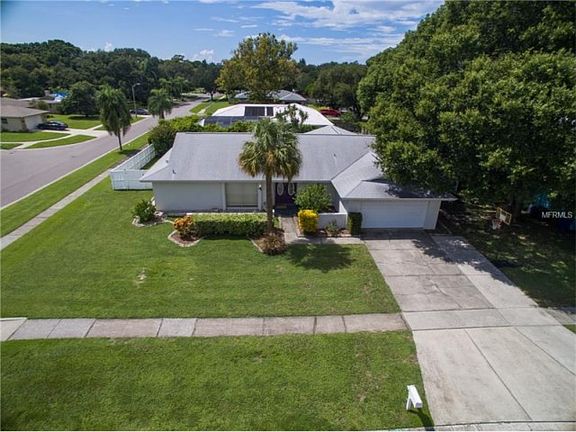 2nd image of 2609 Pinewood Dr