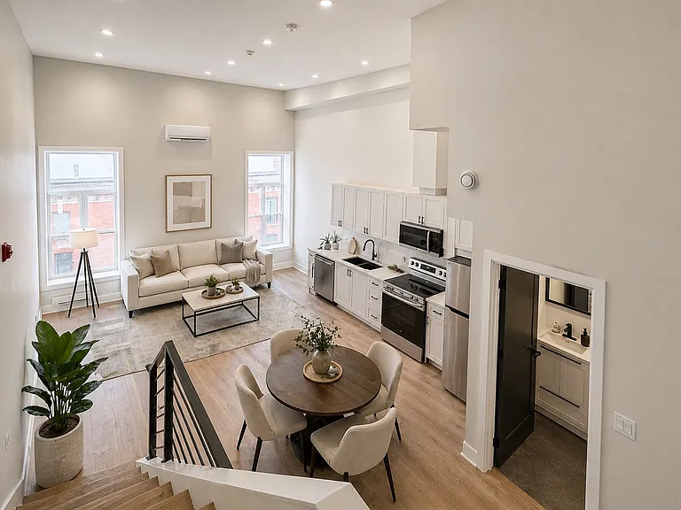 208 King St E — Photo 2