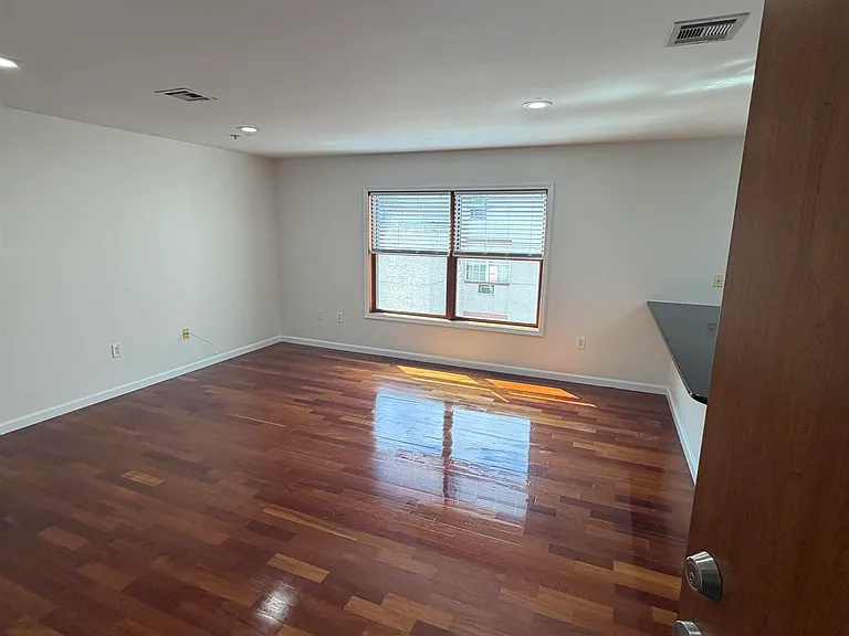 209 40th St #3C — Photo 4