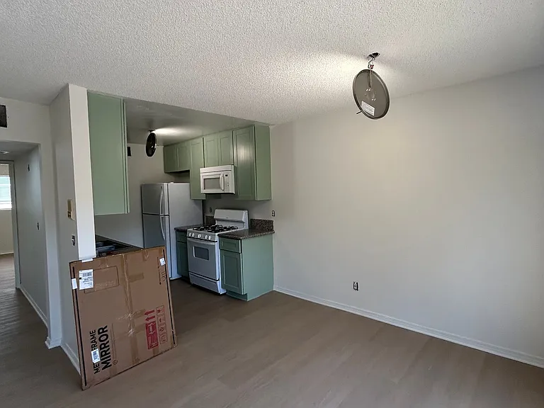 4108 Whitsett Ave — Photo 5